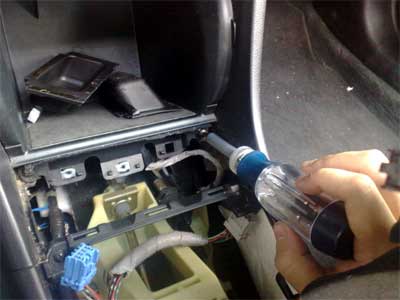 GROM USB MP3 and iPod  adapter in Honda Accord 2007 - remove two screws holding the cubby