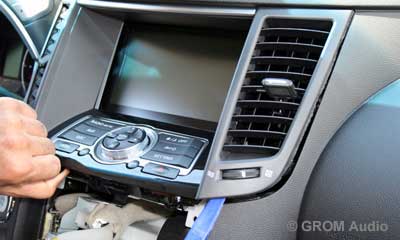 Installation of GROM USB MP3 and iPod adapter in Infiniti FX35 2009 - step8
