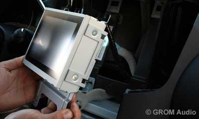 Installation of GROM USB MP3 and iPod adapter in Infiniti FX35 2009 - step9