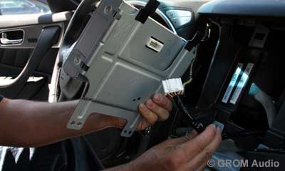 Installation of GROM USB MP3 and iPod adapter in Infiniti FX35 2009 - step10