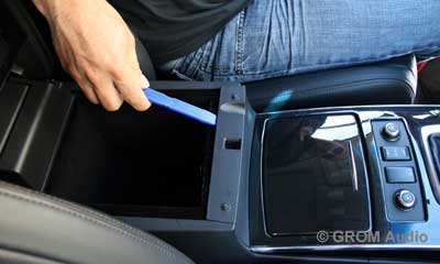 Installation of GROM USB MP3 and iPod adapter in Infiniti FX35 2009 - step1
