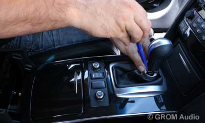 Installation of GROM USB MP3 and iPod adapter in Infiniti FX35 2009 - step2