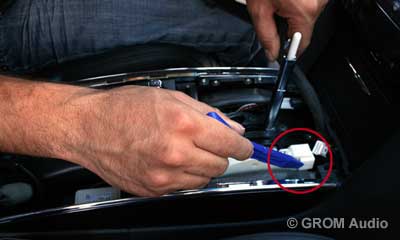 Installation of GROM USB MP3 and iPod adapter in Infiniti FX35 2009 - step4