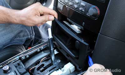 Installation of GROM USB MP3 and iPod adapter in Infiniti FX35 2009 - step5