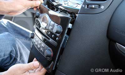 Installation of GROM USB MP3 and iPod adapter in Infiniti FX35 2009 - step7